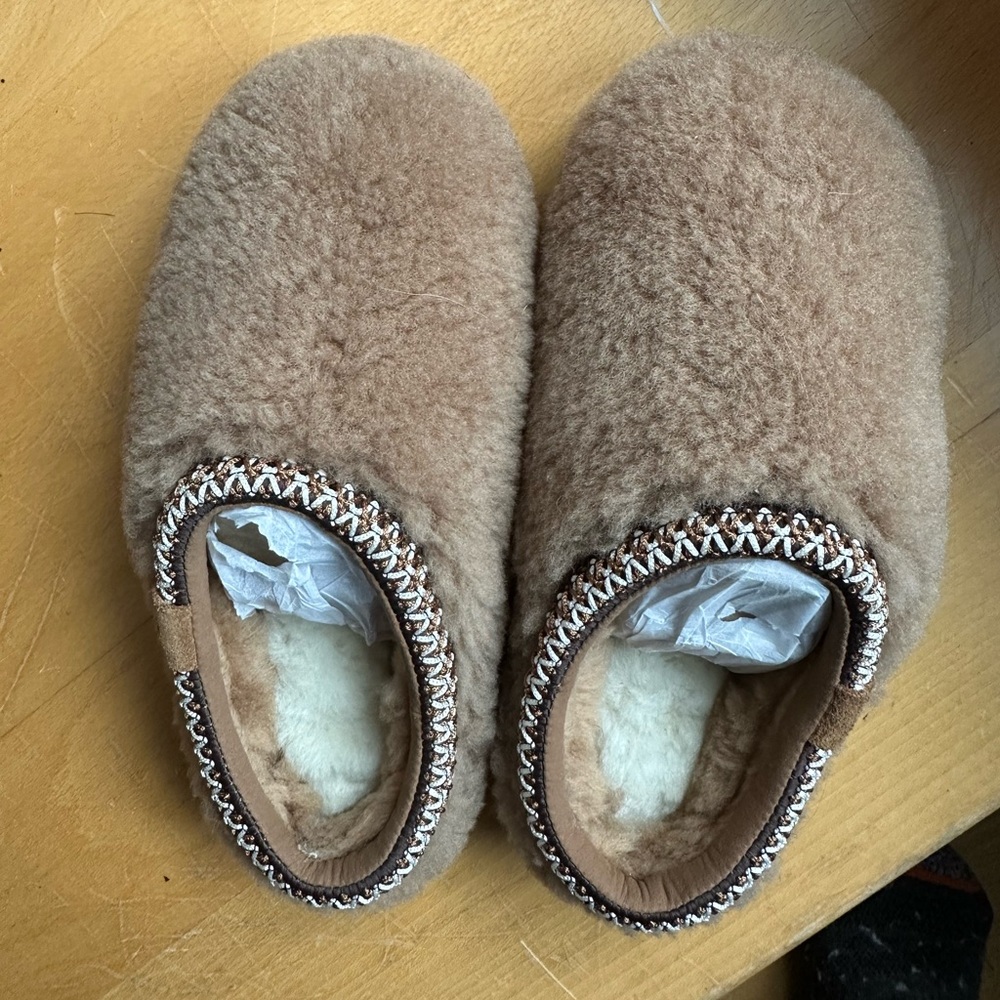 BNWT UGG Tasman Sheepskin Slippers in Brown chestnut size 3 - Picture 2 of 3
